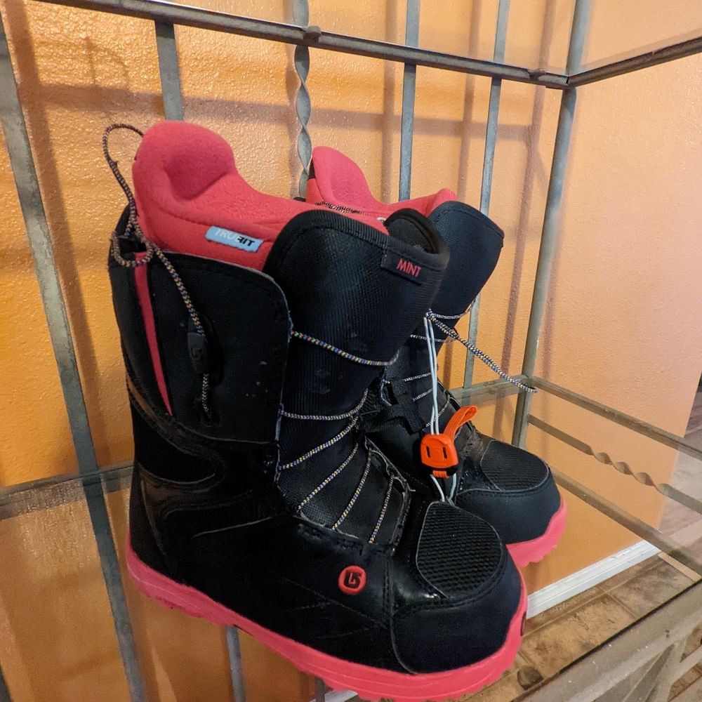 Snowboard boots